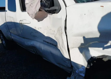 2016 Toyota Tacoma Sr5 V6 z USA, uszkodzony, nr VIN 5TFSZ5AN6GX013679